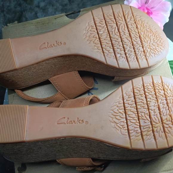 Clarks Women's Tan Sandals - Picture 3 of 7